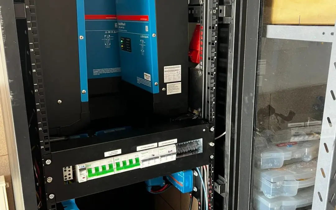 Domowy system zasilania o mocy 9kVA i pojemności 15,36kWh.